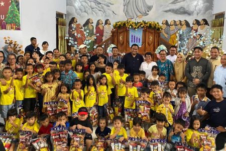 Rachmat Gobel Berbagi Kebahagiaan Bersama Umat Kristiani Pohuwato dan Boalemo